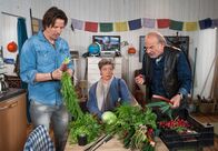 Rote Rosen – ARD ROTE ROSEN FOLGE 1987 Uhr im ERSTEN. Inge (Peggy Lucak, r.) ist entsetzt, als Ben (Hakim Michael Meziani, l.) und Hannes (Claus Dieter Clausnitzer, r.) ihr Gemüse für das Trauergesteck bringen.