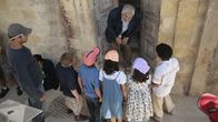 Captain Abu Raed – Der Witwer Abu Raed (Nadim Sawalha) versucht die Kinder aus der Nachbarscharft abzuwimmeln, die glauben, er sei ein Flugkapitän.