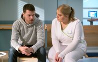 In aller Freundschaft – Timo Knappe (Martin Baden) erzählt Schwester Miriam Schneider (Christina Petersen), dass er vor ein paar Jahren mal eine Affäre mit seiner Kollegin Nika hatte. Doch seine Gefühle konnte er nie abstellen, im Gegenteil, Timo wurde klar, dass er Nika liebt. Als er ihr das gestanden hat, hat sie ihn zurückgewiesen.