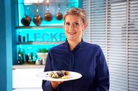 kochen & backen – Sterneköchin Julia Komp bereitet Schweinebäckchen mit gefüllten Dampfknödeln auf Ananas-Sternanis-Sauce, dazu Spitzkohlgemüse.