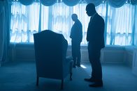 Detective Grace – Ein Mörder, der die Polizei unablässig auf falsche Fährten führt, beschäftigt DS Roy Grace (John Simm, l.) und seinen Stellvertreter DS Glenn Branson (Richie Campbell, r.). Jede neue Spur erweist sich als sorgfältig geplante Sackgasse.
