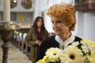 Frühling – In der Kirche spricht Katja Baumann (Simone Thomalla, l.) Therese Lechner (Irm Hermann, r.) an, die seit Jahren keinen Kontakt mehr zu ihren Enkeln Tim und Danni hat.
