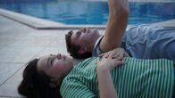 Aftersun – Zusammen mit ihrem jungen Vater Callum (Paul Mescal) verbringt Sophie (Frankie Corio) einen letzten gemeinsamen, unbeschwerten Sommerurlaub, der für immer in ihrem Gedächtnis bleiben wird.