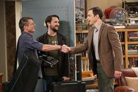The Big Bang Theory – Jetzt zahlt sich Sheldons (Jim Parsons, l.) Nerd-Wissen aus: Zusammen mit Adam Nimoy (r.) und Will Wheaton (M.) darf er an einer Dokumentation über Star Trek mitwirken ...
