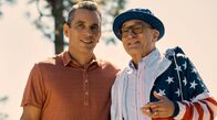 ARD SommerKino: Und dann kam Dad – Sizilianischer Stolz: Sebastian (Sebastian Maniscalco, li.) und Salvo (Robert De Niro, re.) beginnen langsam, die wahre Bedeutung von Familie und Zusammenhalt zu verstehen.