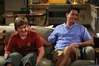 Two and a Half Men – Charlie (Charlie Sheen, r.) versucht Jake (Angus T. Jones, l.), der Angst hat auf eine Party zu gehen, da ihn dort ein Mädchen ihn vernaschen will, Rat und Selbstvertrauen zu geben. Doch ist das eine gute Idee?