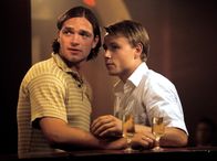 Der Rote Kakadu – rbb Fernsehen DER ROTE KAKADU Uhr. Der rebellische Wolle (Ronald Zehrfeld, li.) und Siggi (Max Riemelt) spielen einem Stasi-Offizier einen üblen Streich.