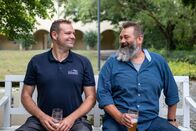 P.M. Wissen – Die "Hefejäger" Dr. Mathias Hutzler (links) und Dr. Martin Zarnkow vom Forschungszentrum Weihenstephan kosten das Bier, das sie mit einem besonderen Hefestamm gebraut haben.