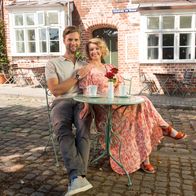 Rote Rosen – Simon Dahlmann (Thore Lüthje, l.) und Sarah Herzberg (Antonia Jungwirth, r.)