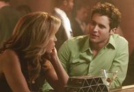 Desperate Housewives – Beim Marktwerttesten trifft Lynette (Felicity Huffman, l.) auf einen jungen Mann (Kurt Cole, r.), doch wird sie sein Interesse wecken?