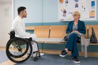 In aller Freundschaft – Dr, Ilay Demir (Tan Caglar) freut sich seine ehemalige Patientin Claudia Kössler (Saskia Vester) wiederzusehen. Doch Frau Kössler ist entgegen ihrem Naturell sehr zurückhaltend mit ihrer Freude.