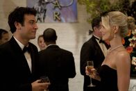How I Met Your Mother – Auf einem Empfang im Naturkundemuseum von New York trifft Ted (Josh Radnor, l.) zu seiner großen Überraschung auf die Aktivistin Zoey (Jennifer Morrison, r.), die ein falsches Spiel mit hm spielt ...