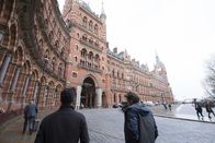 New Blood - Tod in London – Rash (Ben Tavassoli, l.) und Stefan (Mark Strepan, r.) besprechen unterwegs ihren Ermittlungsstand.