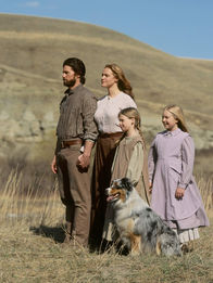 Unsere kleine Farm – Caroline (Erin Cottrell, 2.v.l.), Charles (Cameron Bancroft, l.), Mary (Danielle Chuchran, r.) und Laura (Kyle Chavarria, 2.v.r.) blicken hoffnungsvoll in eine neue Zukunft.