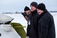 Mayday - Alarm im Cockpit – Bob Benzon (played by Jonathon Shatsky) observes the wreckage of Continental Airlines Flight 1713, joined by Richard Rodriguez (played by Adam Gaudreau) and a photographer (played by a background actor).