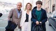 neoriginal: Survivors – Frank (Florian Fitz, l.) und seine Ehefrau Giulia (Barbora Bobulova, M.) freuen sich darauf, mit ihrem gemeinsamen Sohn Nino (Luca Castellano, r.) auf die große Schiffsreise zu gehen.