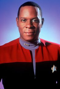 Star Trek - Deep Space Nine – Die Bok‘Nor, ein cardassisches Transportschiff, explodiert ganz in der Nähe der Raumstation. Spuren weisen darauf hin, dass das nicht die Tat bajoranischer Terroristen, sondern der Föderation ist! Das bestätigt auch Gul Dukat, der unerkannt auf die DS9 gekommen ist. Er will Sisko (Avery Brooks)