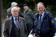 Begierde - Mord im Zeichen des Zen – Auf die Fragen des Dorfpolizisten Hollerer (Jürgen Rißmann, re) reagiert Taro nicht. Auch Bürgermeister Ponzelt (Jochen Kolenda) ist ratlos.