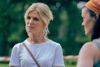 Signora Volpe – Nachdem Sylvia (Emilia Fox, l.) ein Skelett gefunden hat, muss Mallory (Bronagh Gallagher, r.) ihre Ausgrabungen vorerst abbrechen.
