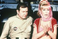 Bezaubernde Jeannie – Bill Daily (Roger Healey), Barbara Eden (Jeannie).