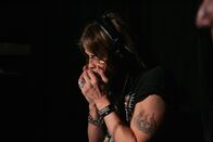 Two and a Half Men – Bei einer Prügelei mit seinem neuen Nachbarn Steven Tyler (Steven Tyler) zieht Charlie den Kürzeren ...