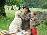 Der Ruf der Berge – Die Ärztin Marion Brückner (Marita Marschall) steht ihrem Kollegen, dem Tierpsychologen Stefan Suttner (Siegfried Rauch), mit Rat und Tat zur Seite.