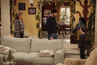 Last Man Standing – Während Vanessa (Nancy Travis, l.) ihrem Enkelsohn Boyd (Flynn Morrison, r.) Weihnachten näherbringen möchte, macht Ryan (Jordan Masterson, M.) alles kaputt ...