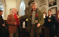 Inspector Barnaby – Connor Simpson (Patrick Drury, r.) schiebt seinen Freund Leo Clarke (John Shrapnel, l.) beiseite und verlässt auf wackligen Beinen die Chorprobe.