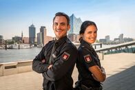 Notruf Hafenkante – Marc Barthel (Polizeimeister Kristian "Kris" Freiberg) und Aybi Era (Polizeikommissarin Pinar Aslan) sind das neue Team in "Notruf Hafenkante".