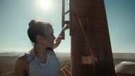 Montagskino im ZDF: Fall – Becky (Grace Caroline Currey) hat die Plattform unter der Spitze des ehemaligen Fernsehturms erreicht.
