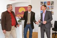 Die Rosenheim-Cops – Hat Vereinschef Dirk Hoffmayer (Heiko Ruprecht, M.) etwas zu verbergen? Kommissar Hansen (Igor Jeftić, r.) und Stadler (Dieter Fischer, l.) ermitteln.