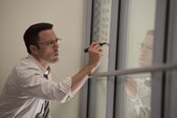The Accountant – Christian Wolff (Ben Affleck) kann mit Zahlen besser umgehen als mit Menschen.