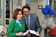 The Middle – Bob (Chris Kattan, r.) steht Frankie (Patricia Heaton, l.) in schwierigen Momenten in der Arbeit zur Seite ...