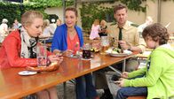 Hochzeitskönig – Hannah (Aglaia Szyszkowitz) will mit ihrer Tochter Lia (Anastasia Trebuth,li.), ihrem neuen Freund Barney (Marcus Mittermeier) sowie dessen Sohn Feddy (Joël Sommer,re.) zusammenziehen. Der Vorschlag stößt bei den Kindern auf keine große Begeisterung.