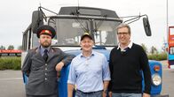 Verrückt nach Meer – Tallinn in Estland. Ausflug: Soviet Flashback Tour mit Reiseleiter Bernd Wallisch und Kreuzfahrtdirektor Jörn Hofer. Ein ganz besonderer Ausflug in die alte Soviet-Zeit. Oberst Ivan (Tourguide Ivan heißt in Echt Jaan-Laur) steht schon bereit und erwartet sie am alten Soviet-Fahrzeug.