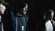 Kommissar Wisting – Line (Thea Green Lundberg) führt Wisting (Sven Nordin, Mitte) und Hammer (Mads Ousdal, li.) zu ihrer schaurigen Entdeckung.