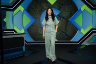 Maithink X - Die Show – Deutschland gilt als wasserreiches Land. Doch in den letzten Jahren landet unser Wasser immer häufiger in den Schlagzeilen – etwa durch den enormen Verbrauch der Tesla-Fabrik in Brandenburg oder auch wegen der Belastung des Grundwassers durch Nitrat oder sogenannte Ewigkeitschemikalien. Auch die Grundwasserstände zeigen vielerorts bedenkliche Trends. Während die Aufbereitung unseres Trinkwassers immer teurer wird, bleibt die Entnahme für Industrie, Landwirtschaft und Bergbau meist äußerst günstig – teils sogar kostenlos. Warum wir uns unseren bisherigen Umgang mit der kostbaren Ressource Wasser nicht mehr leisten können, zeigt diese Folge "MAITHINK X" auf.