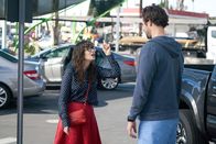 New Girl – Während Jess (Zooey Deschanel, l.) mit allen Mitteln versucht, Sam (David Walton, r.) dazu zu bringen, das Kontaktverbot aufzuheben, haben Schmidt und Nick Angst, nachdem ihre neue Konkurrentin eine Drohung ausgesprochen hat ...