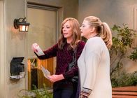 Mom – Bonnie (Allison Janney, l.); Tammy (Kristen Johnston, r.)