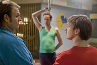 Danni Lowinski – Nils (Oliver Fleischer, l.) und Hannes (Tino Mewes, r.) wollen bei beeindrucken und nehmen deshalb bei Karsten (Marcus Kiepe, M.) Unterricht in Poledance. Doch wie wird Bea reagieren?