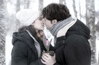 Sturm der Liebe – Denise (Helen Barke, l.) träumt, wie Joshua (Julian Schneider, r.) ihr romantisch seine Liebe gesteht.