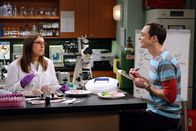 The Big Bang Theory – Als einer von Pennys Ex-Freunden auftaucht, reagiert Amy (Mayim Bialik, l.) auf dessen Anblick mit einer heftigen körperlichen Reaktion. Gemeinsam mit Sheldon (Jim Parsons, r.) versucht sie, die Ursache herauszufinden ...