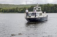 WaPo Berlin – Wolf Malletzke (Christoph Grunert, l.) und Fahri Celik (Hassan Akkouch, r.) entdecken während ihrer Patrouillenfahrt einen dreckverkrusteten Wagen am Ufer der Havel.