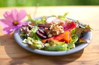 Zu Tisch ... – Frisch und natürlich: Grüner Salat mit weißen, gelben und roten Beeten, Birne und Walnüssen