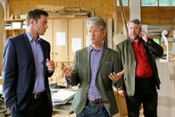 Die Rosenheim-Cops – In welchem Verhältnis stand Mitarbeiter Kleinert (Steffen Wink, m.) zu der Ehefrau des Opfers? Die Kommissare Anton Stadler (Dieter Fischer, r.) und Sven Hansen (Igor Jeftic, l.) ermitteln.
