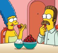 Die Simpsons – Carl entwickelt sich als neuer Supervisor im Atomkraftwerk zu einem strengen und unangenehmen Chef. Besonders Homer, wird herumgescheucht und muss 24 Stunden am Tag verfügbar sein. Als Homer Carl zur "Kernspaltungs-Woche" nach Paris begleitet, lädt die vernachlässigte Marge (l.) Ned (r.) zu einem Abendessen ein ....