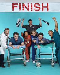 Scrubs - Die Anfänger – (2. Staffel) - Die Belegschaft des Sacred Heart Hospitals muss täglich mit neuen Überraschungen rechnen: J.D. (Zach Braff, 2.v.r.), Turk (Donald Faison, r.), Dr. Phil Cox (John C. McGingley, 2.v.l.), Hausmeister (Neil Flynn, M.), Dr. Bob Kelso (Ken Jenkins, l.), Elliot (Sarah Chalke, 3.v.r.), und Carla (Judy Reyes, 3.v.l.) ...