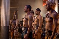 Spartacus – Noch ahnen Spartacus (Andy Whitfield, M.), Varro (Jai Courtney, r.) und Drago (Peter Mensah, l.) nicht, dass Lithyias Hass und ihre Intrigen Früchte tragen ...