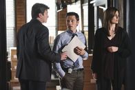 Castle – Der Fall wird immer mysteriöser: Richard Castle (Nathan Fillion, l.), Kevin Ryan (Seamus Dever, M.) und Kate Beckett (Stana Katic, r.) wissen nicht mehr, was sie noch glauben sollen ...