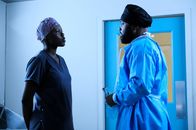 Atlanta Medical – Durch seinen rauen Umgangston und seine unkonventionelle Arbeitsweise gerät Dr. Austin (Malcolm-Jamal Warner, r.) schnell mit Dr. Okafor (Shaunette Renée Wilson, l.) aneinander ...